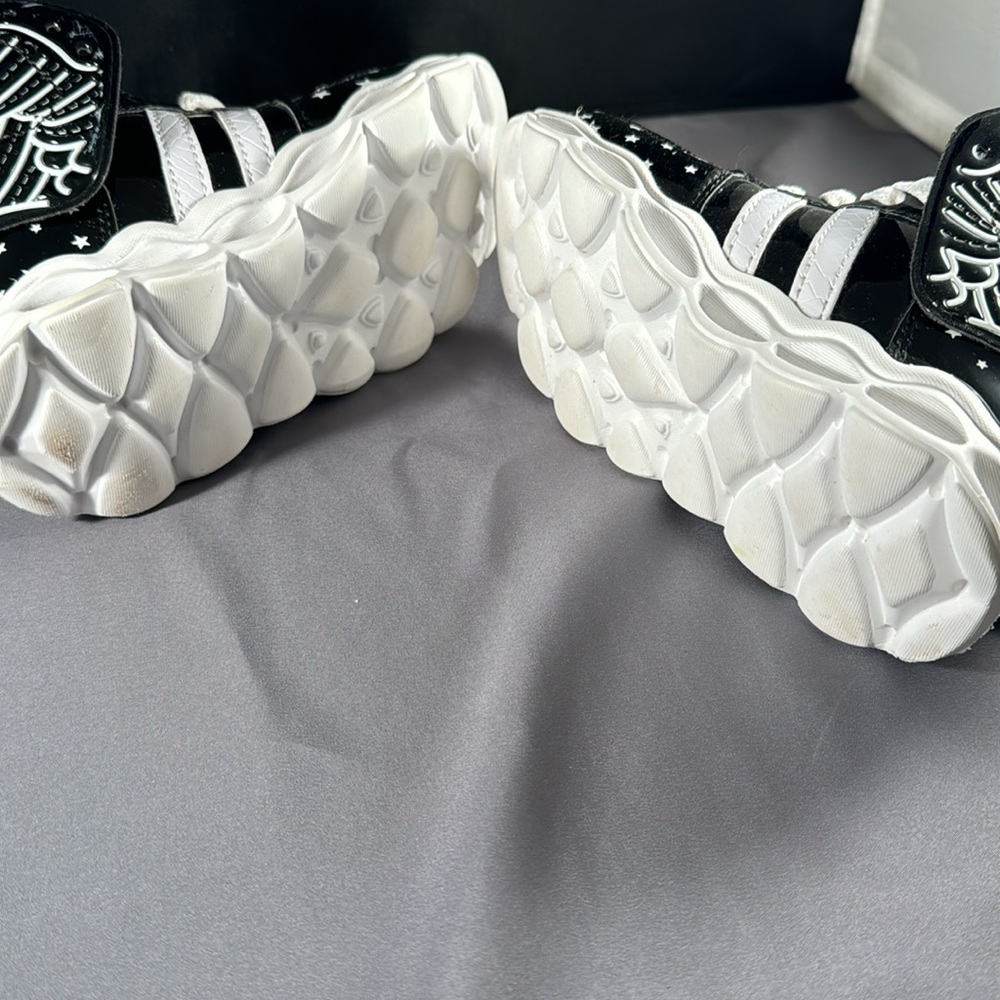 Kids light up rechargeable winged shiny black sneakers - Picture 6 of 6